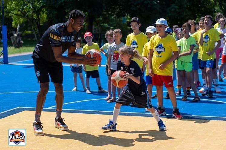 Our ambassador AJIRI teaches Vi kids basketball skills at NL park Italy🇮🇹the k
